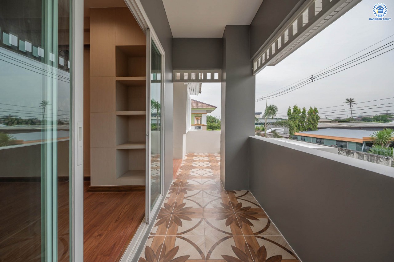 บ้านเดี่ยวมือสอง โครงการ เดอะวอเตอร์เฮ้าส์ กาญจนาฯ-บางบอน รองรับทุกความสุข เนื้อที่ 117.1 ตร.ว. ฟังก์ชัน 5 ห้องนอน 4 ห้องน้ำ 1 ห้องอเนกประสงค์ 1 ห้องแม่บ้าน จอดรถได้ 1 คัน บนทำเลใกล้รถไฟฟ้าสายสีน้ำเงิน "สถานีหลัก2" และจุดขึ้นทางด่วน "พระราม2" และ The Mall บางแค